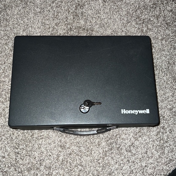 Honeywell: 6104 Fire Resistant Steel Security Safe Box 🔐🔥 - Picture 5 of 8